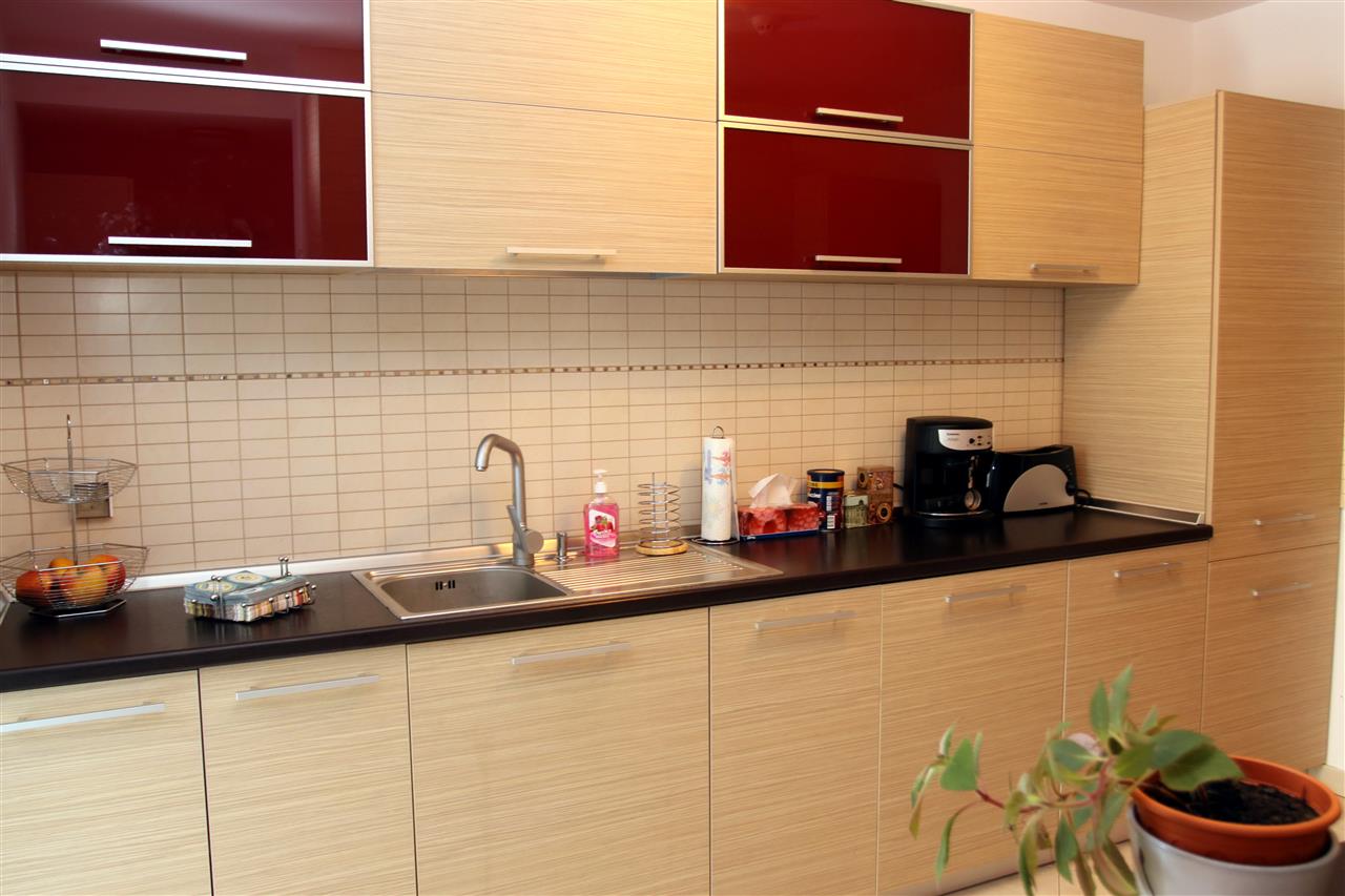 Poza Bucatarie liniara, pal, blat, geam vopsit, zebrano nisip, fag tirol ciocolata, rosu, rama aluminiu - cbc090410 [2]